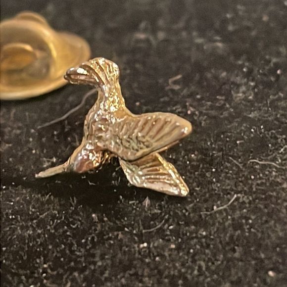 Vintage 0.75” Home Interiors gold tone hummingbird hat/lapel/tie pin - Picture 4 of 10